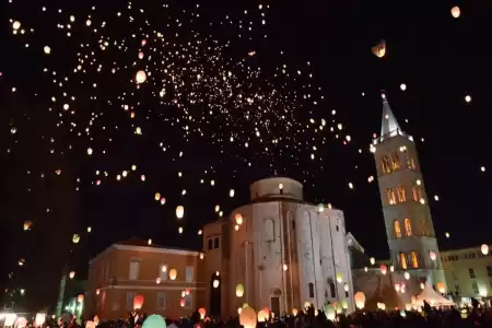 Thousands of Lanterns for Light-Spectacle on Zadar Forum